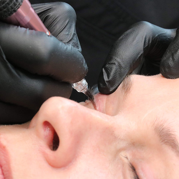 Femme qui se fait poser des cils